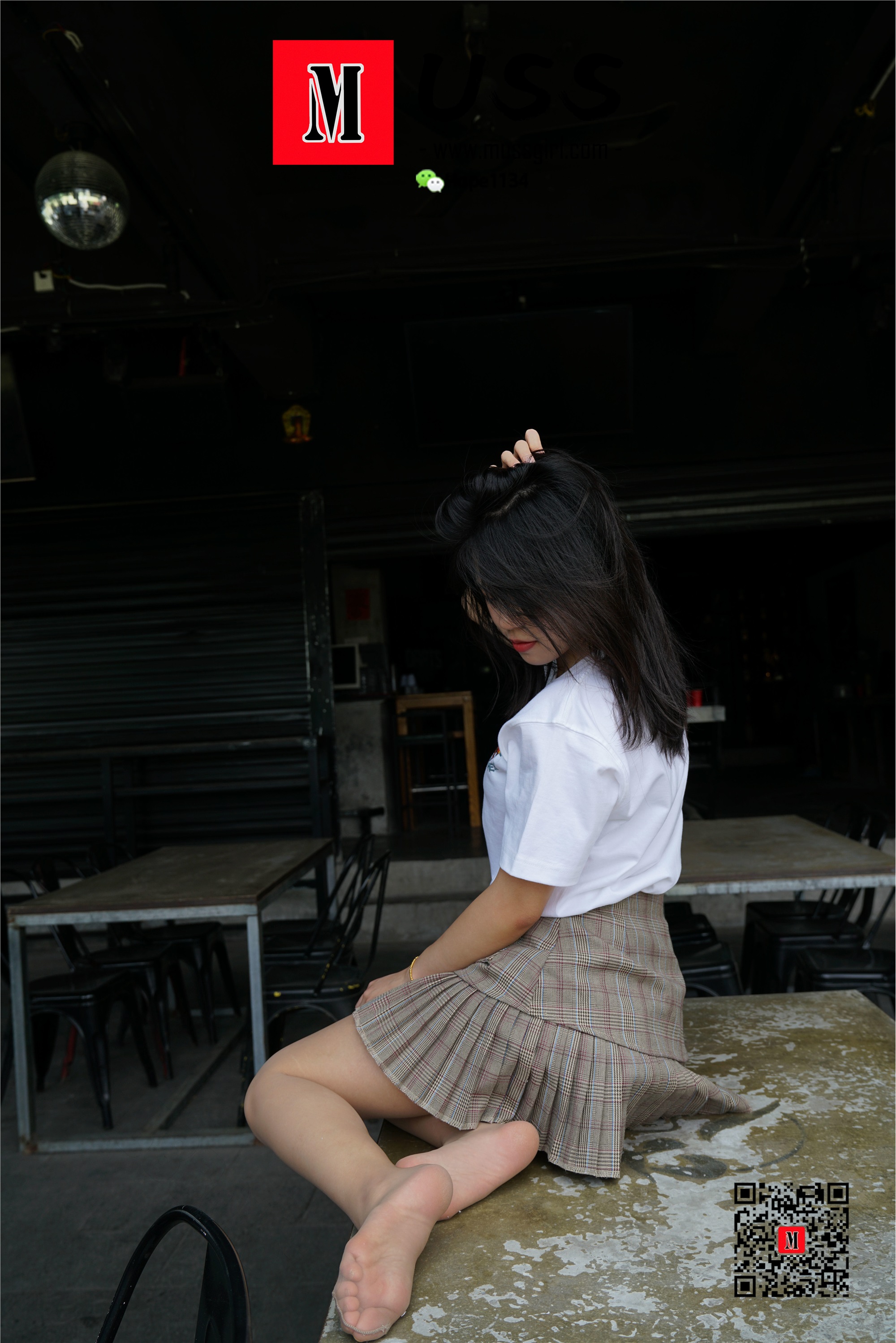 MussGirl慕丝女郎  NO.008 拍过模特的美足，那化妆师璐璐的呢？